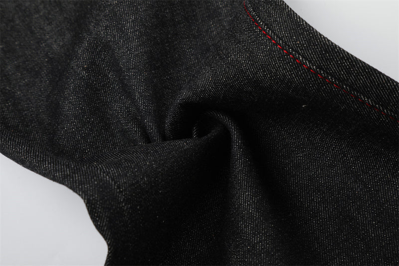 Jean à jambes larges – Denim noir avec surpiqûres rouges contrastantes et broderie script