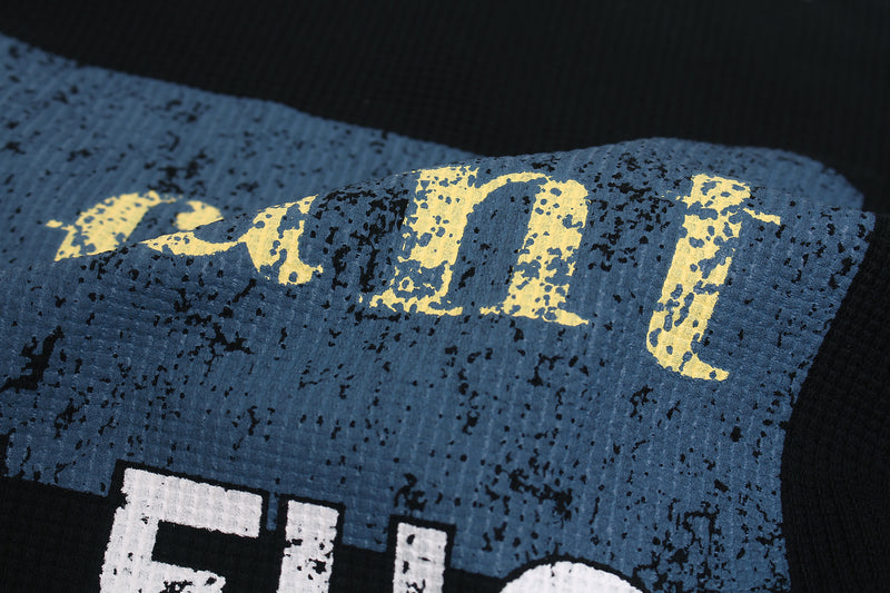 Schwarzes Longsleeve mit Graphic – Streetwear-Waffelshirt mit markantem Print