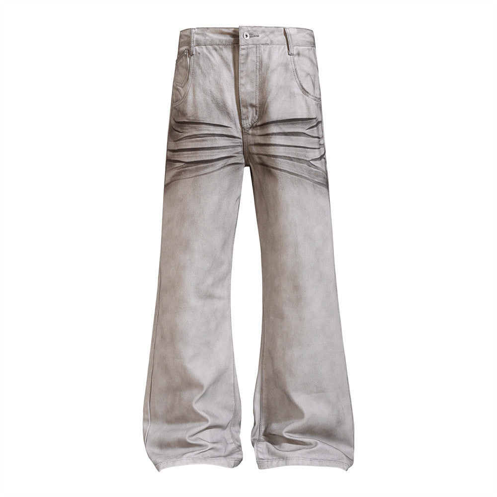Herrenjeans mit weitem Bein und Schlag in verwaschenem staubgrauem Denim, Used-Details und Knitterfalten an den Oberschenkeln