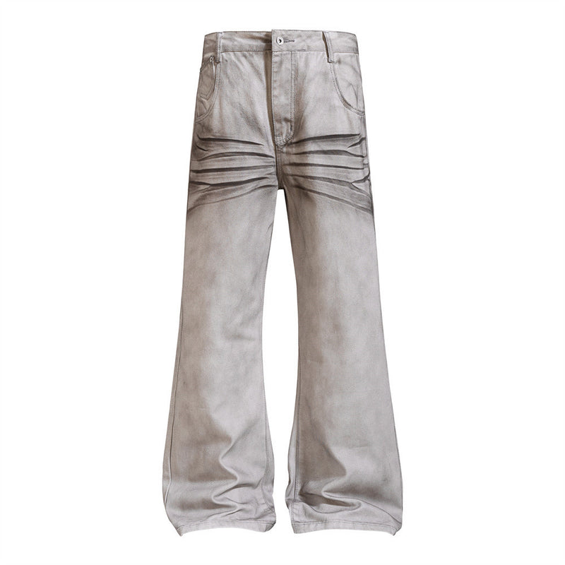 Herrenjeans mit weitem Bein und Schlag in verwaschenem staubgrauem Denim, Used-Details und Knitterfalten an den Oberschenkeln