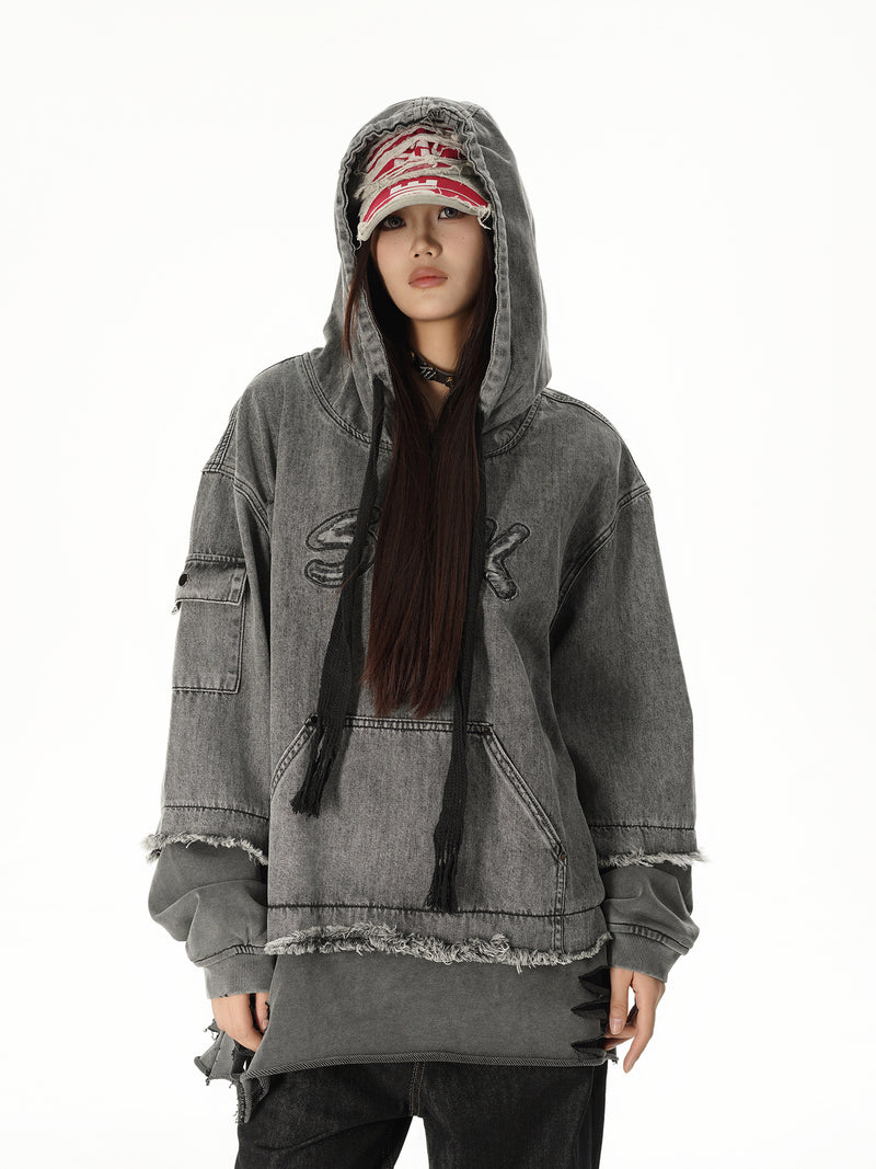 Sweat à capuche en denim délavé et déchiré – Broderie SMK, ourlet brut et détails usés