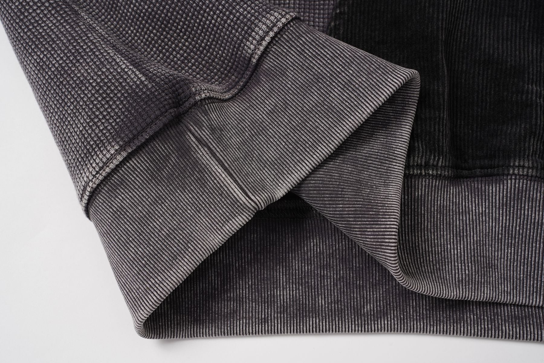 Sweat à capuche zippé quart de zip en maille gaufrée – Design bicolore déconstruit