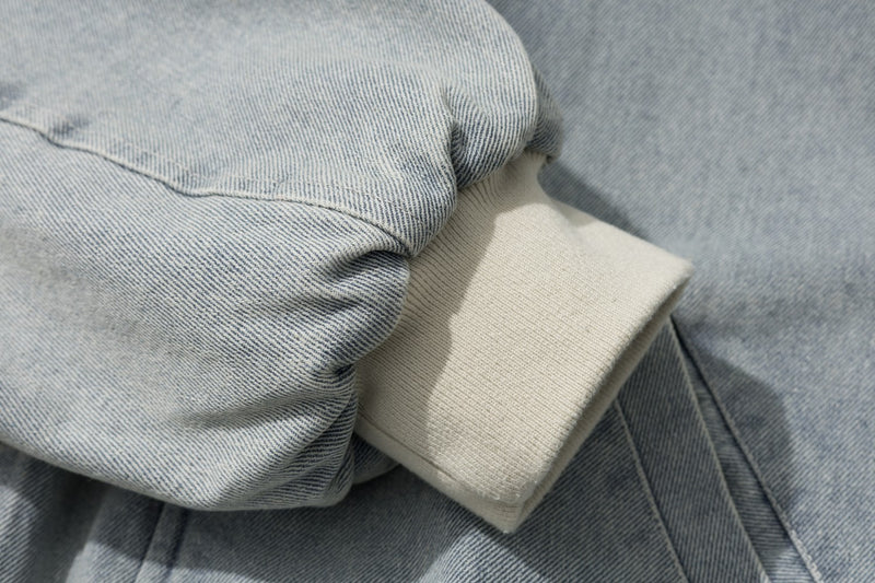 Herren-Bomberjacke aus hellblauem Denim mit Kunstfellkapuze