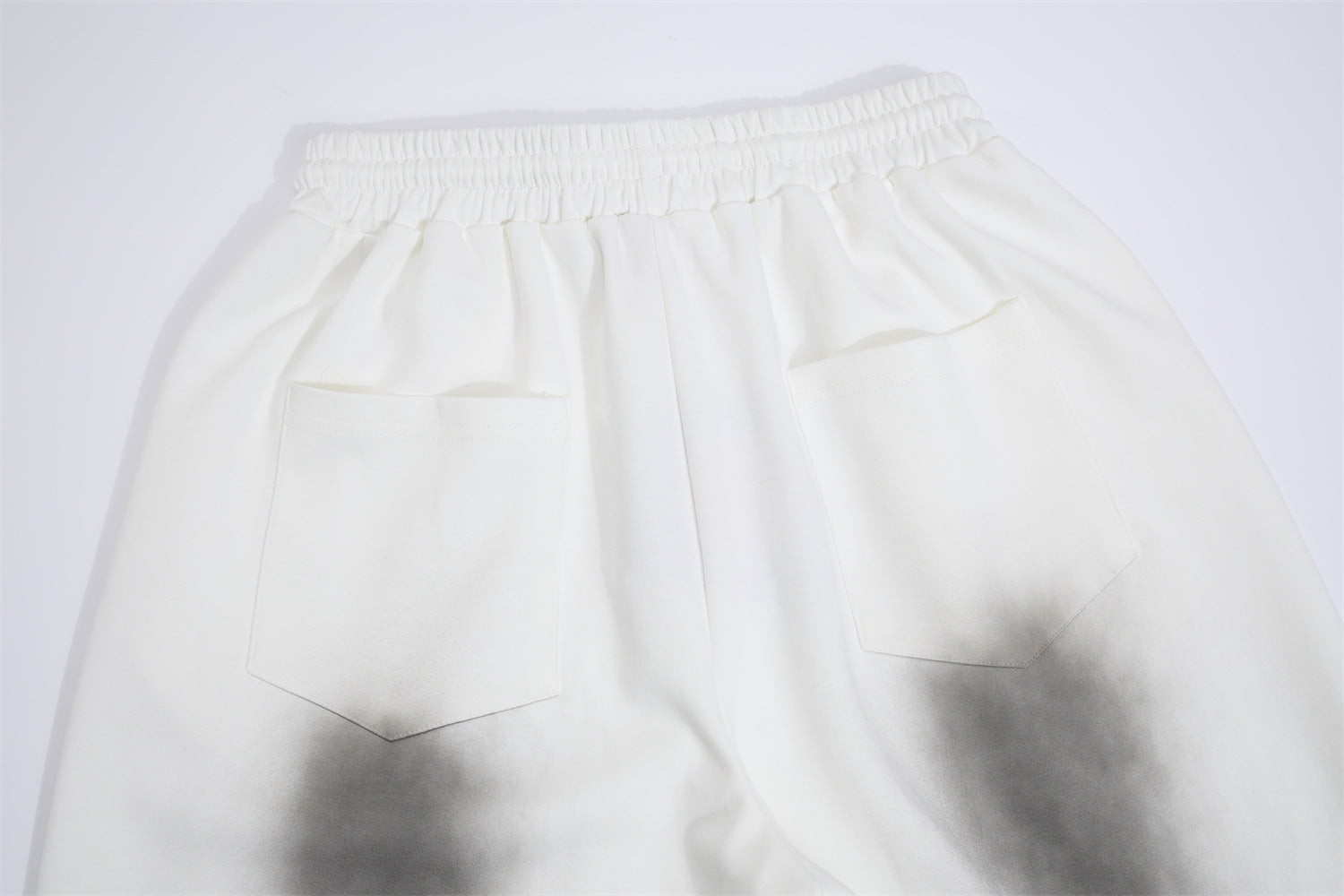 Pantalon de survêtement à jambes larges avec croix gothique et finition délavée