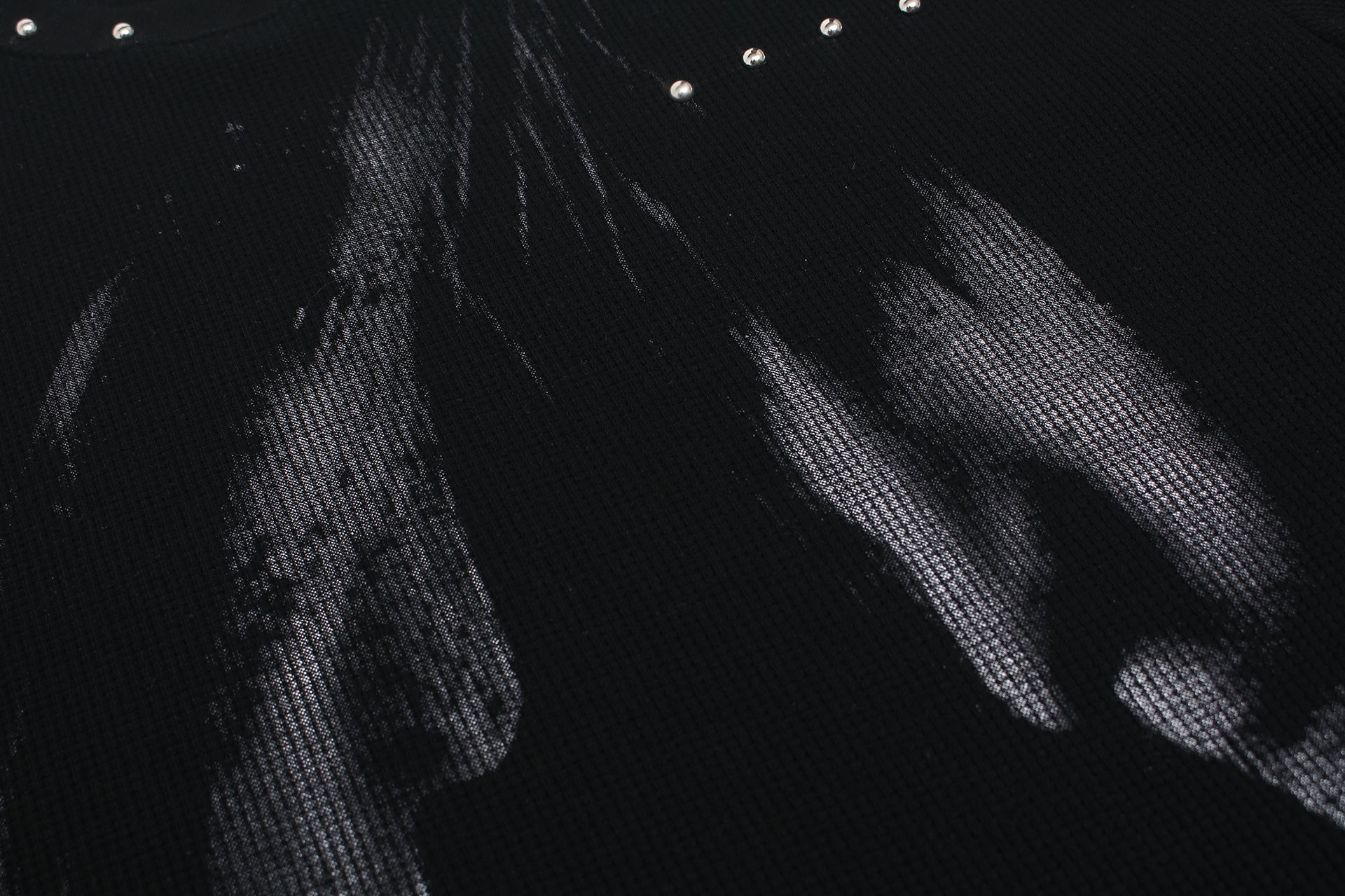 T-shirt graphique noir à manches longues avec détails cloutés et inscription