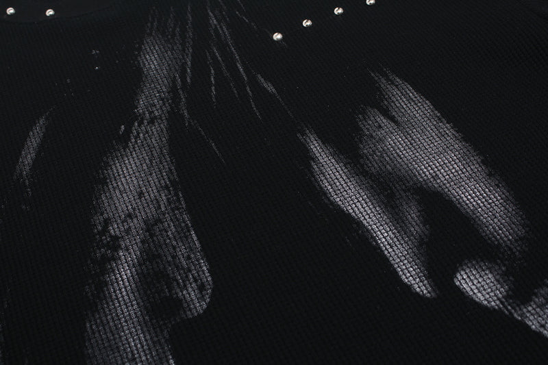 T-shirt graphique noir à manches longues avec détails cloutés et inscription