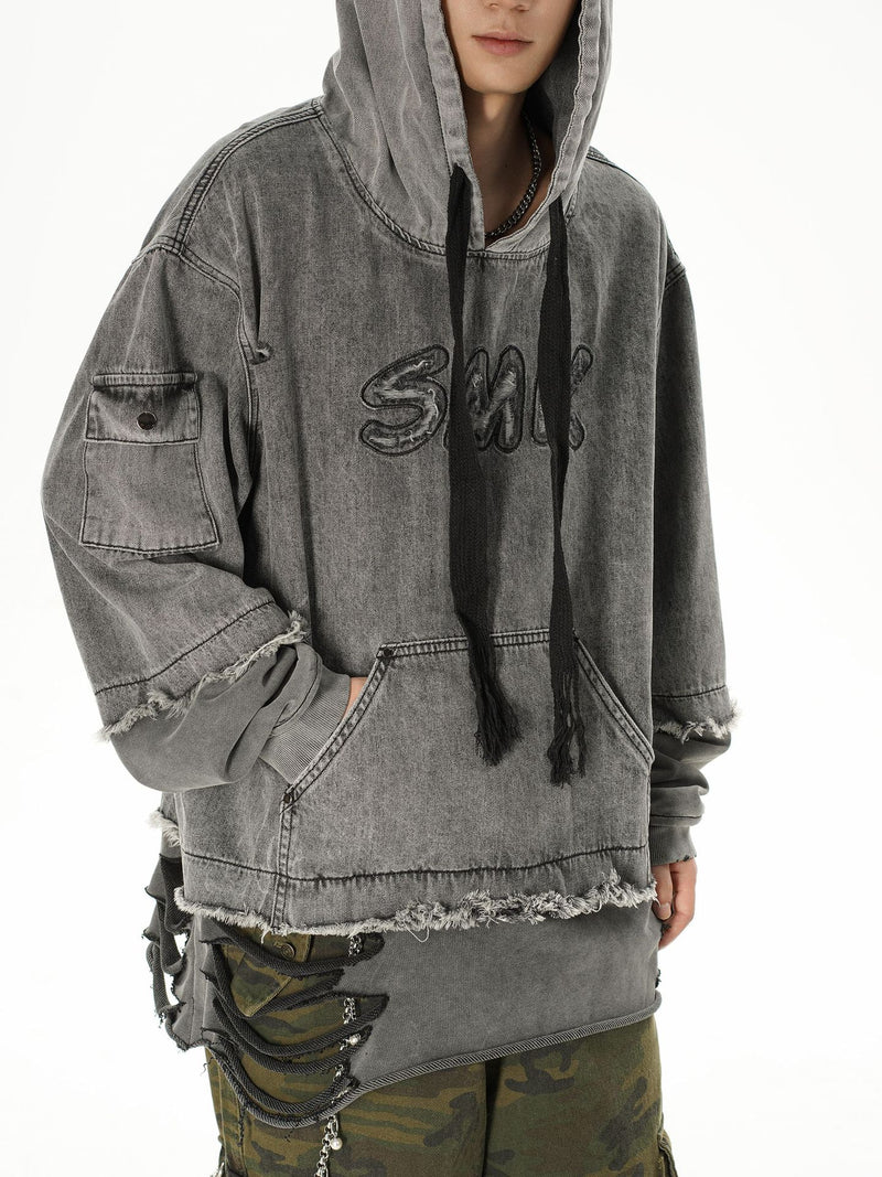 Sweat à capuche en denim délavé et déchiré – Broderie SMK, ourlet brut et détails usés