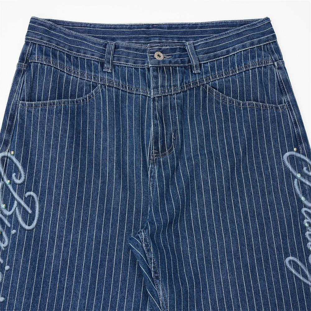Jean droit à jambes larges à fines rayures pour homme avec broderie script