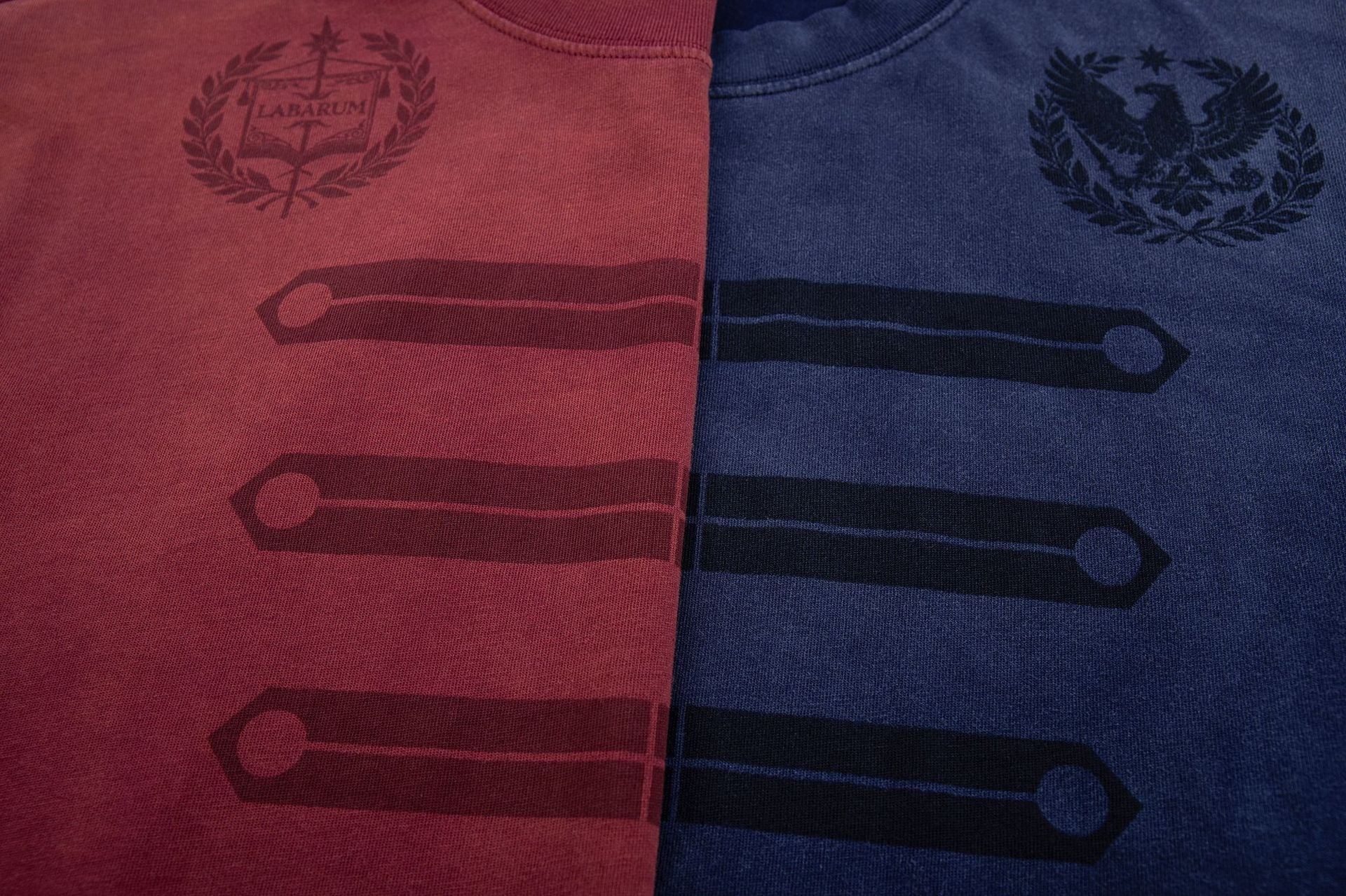 ロングスリーブクルーネックTシャツ｜ウォッシュド・ミリタリークレストグラフィック