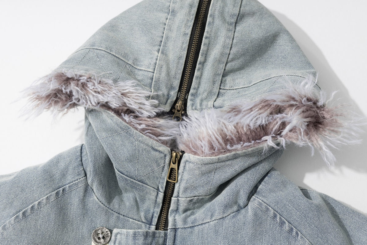 Herren-Bomberjacke aus hellblauem Denim mit Kunstfellkapuze
