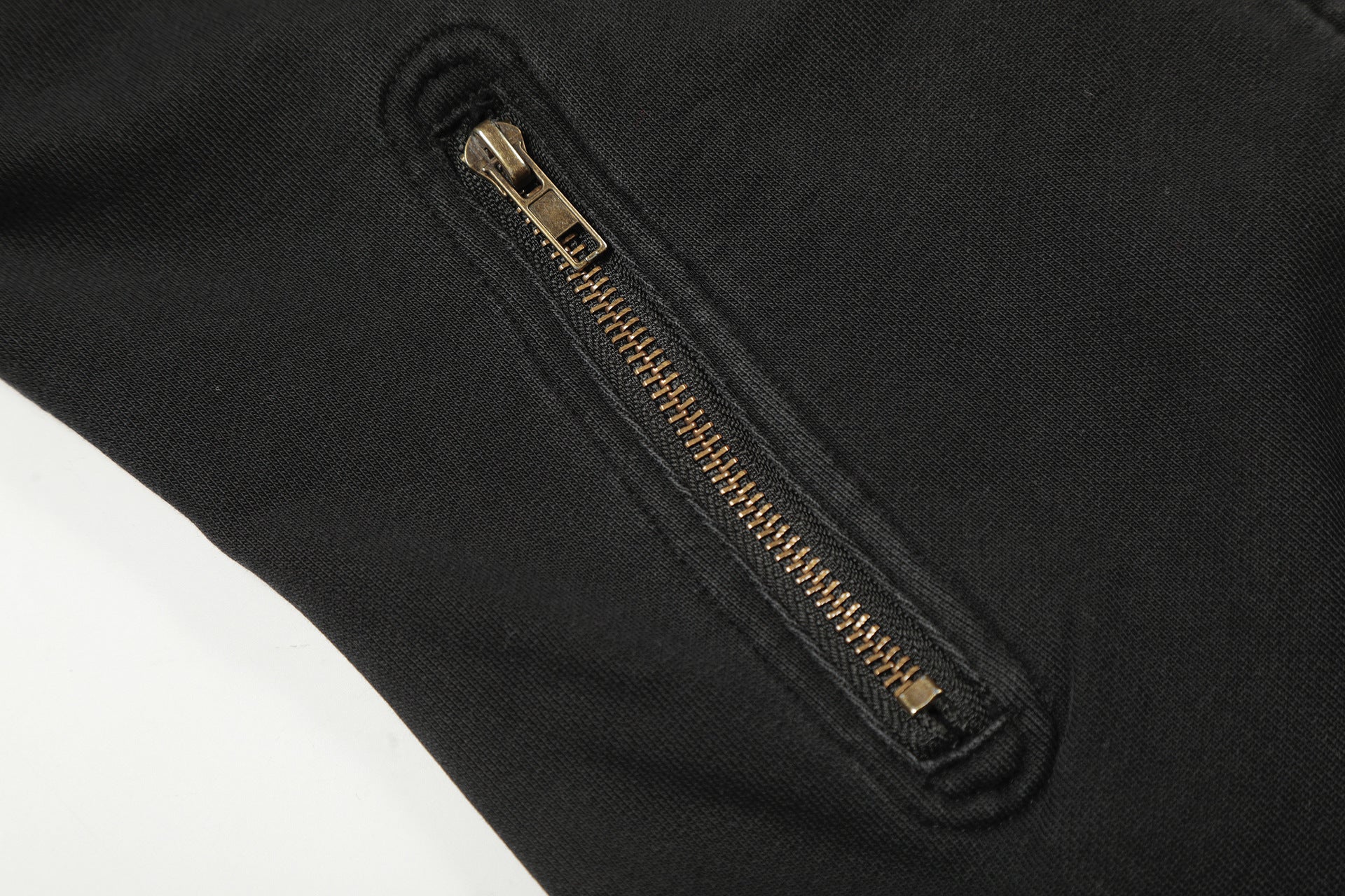 Jacke im Moto-Stil – Verwaschenes Distressed-Schwarz mit goldfarbenen Details