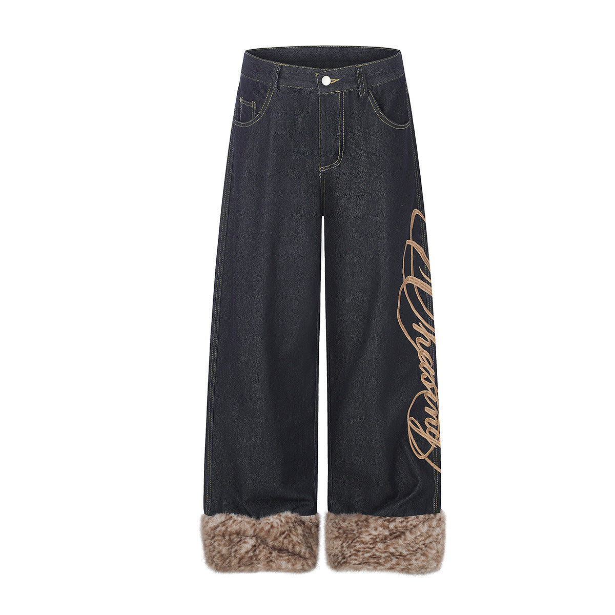 Jean baggy foncé à jambes larges, broderie cursive camel sur la jambe droite et bordure en fausse fourrure aux chevilles, vue de face et