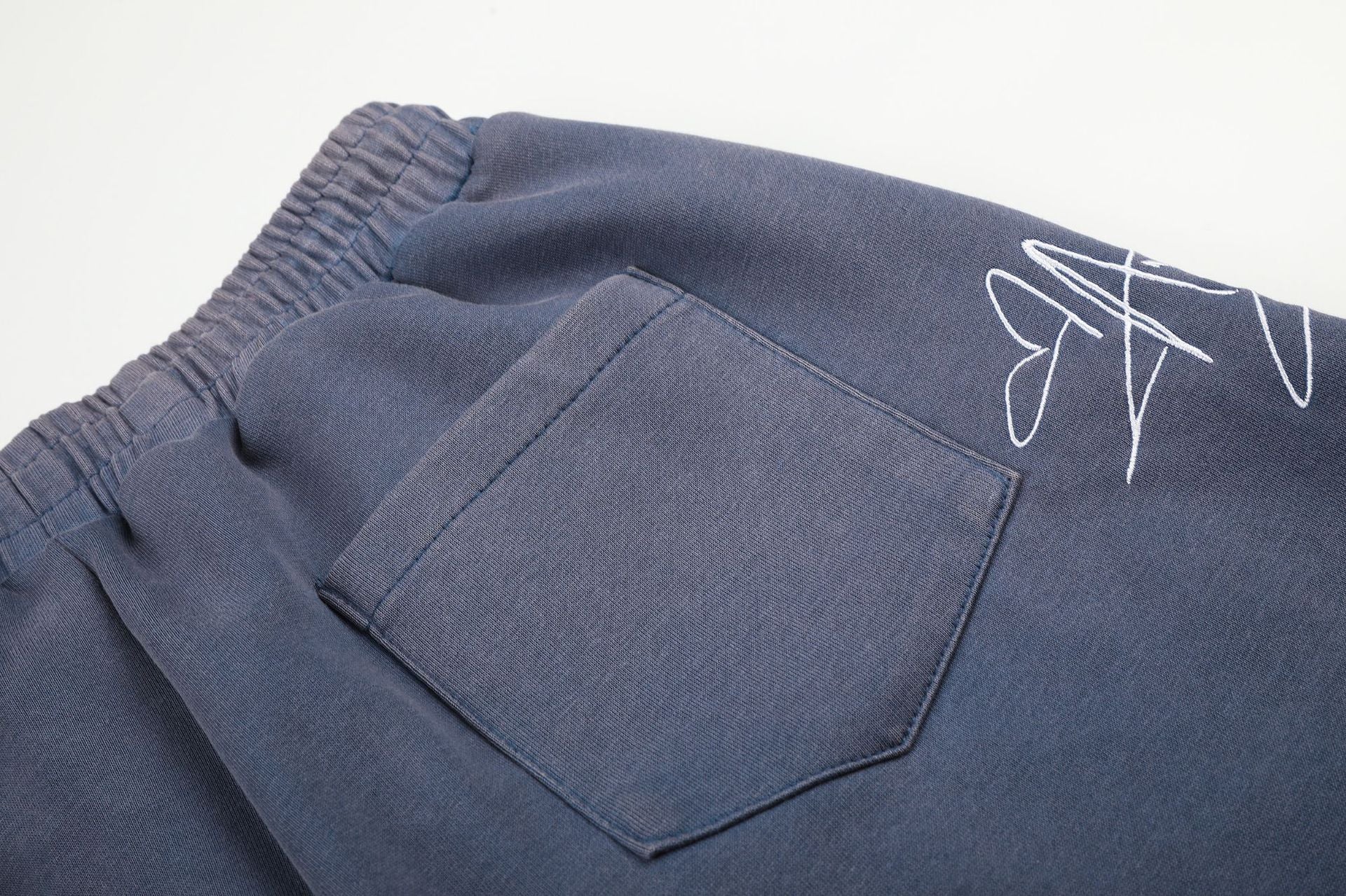 Pantalon de survêtement à jambes larges avec broderies graffiti signature et numéro 26