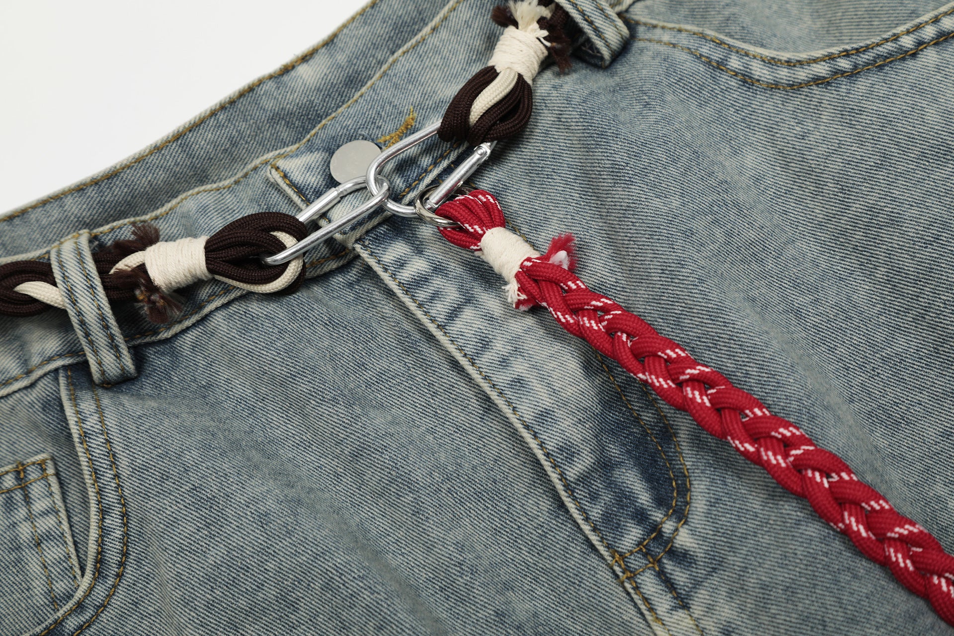 Vaqueros barrel de pierna ancha – Denim lavado con patchwork deconstruido y cinturón trenzado