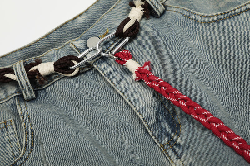 Vaqueros barrel de pierna ancha – Denim lavado con patchwork deconstruido y cinturón trenzado