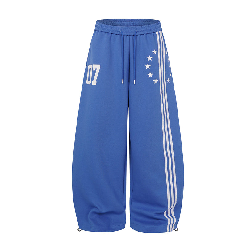 Sweatpants mit weitem Bein in Royalblau, drei weißen Seitenstreifen, Sichelmond-und-Stern-Print sowie Varsity-07-Zahlengrafik auf der Vorderseite