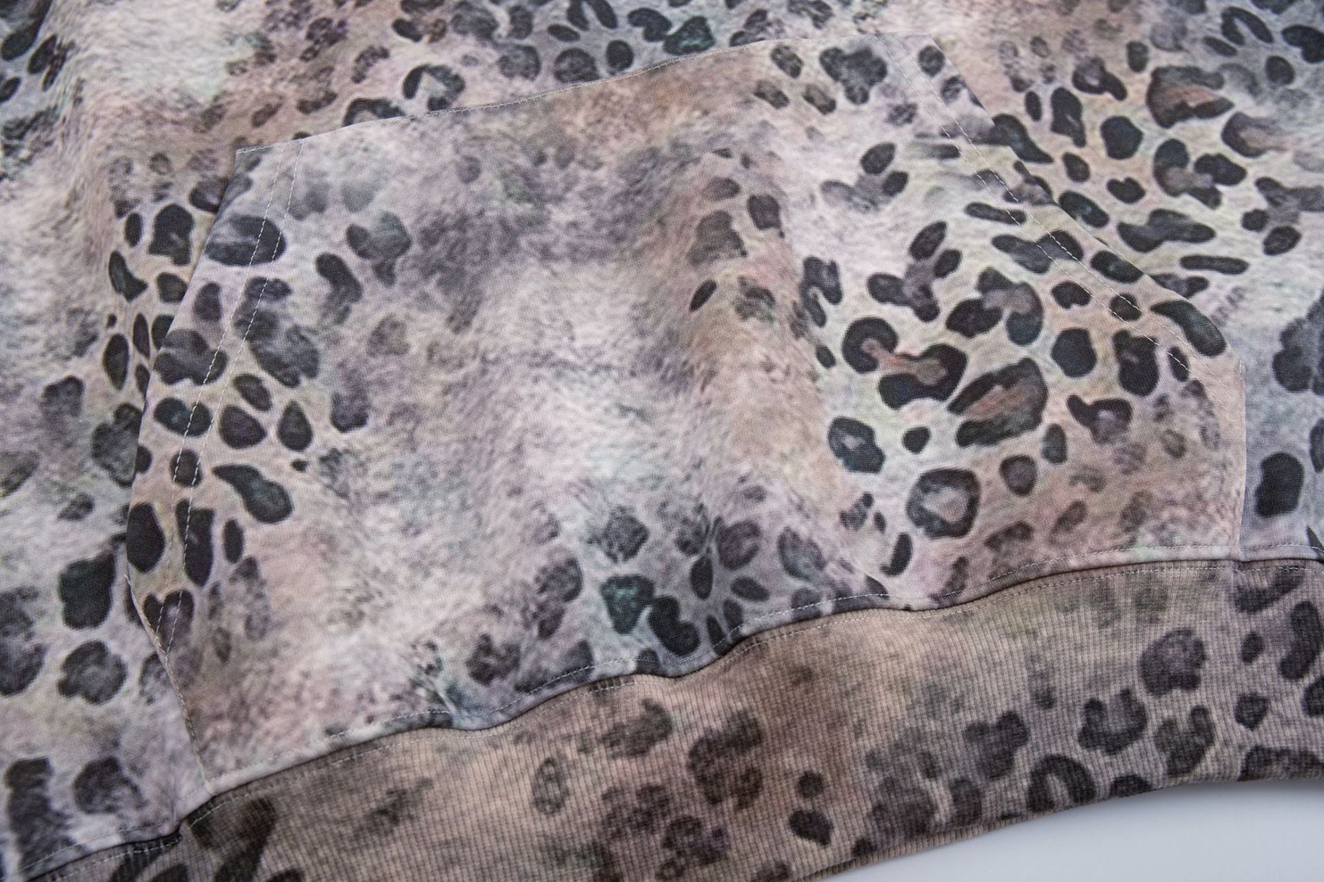 Oversized Hoodie mit Leopardenprint – Another-World-Grafik im Streetwear-Stil