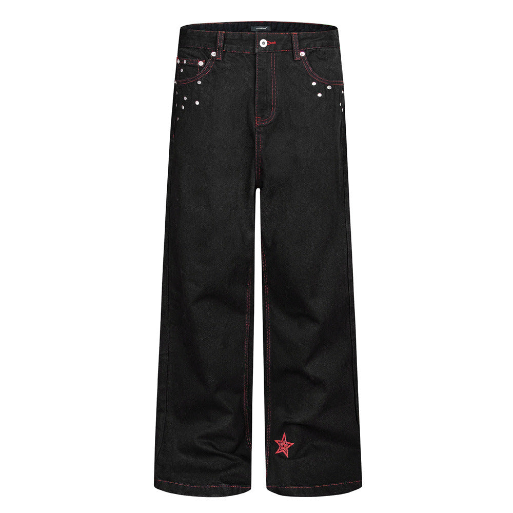 Jean homme noir à jambes larges, surpiqûres rouges contrastées, broderie étoile et clous
