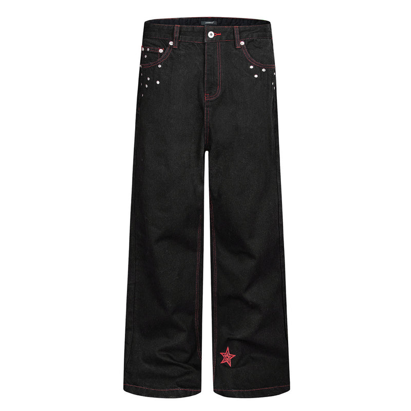 Jean homme noir à jambes larges, surpiqûres rouges contrastées, broderie étoile et clous
