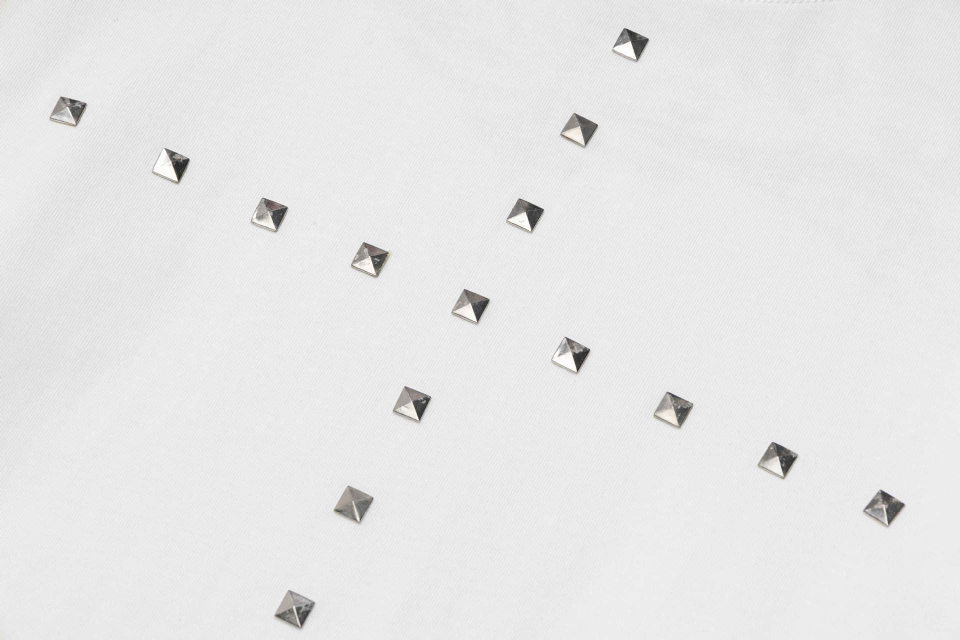 Camiseta de manga larga con cruz de tachuelas y estampado de calaveras en las mangas