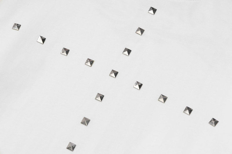 Camiseta de manga larga con cruz de tachuelas y estampado de calaveras en las mangas