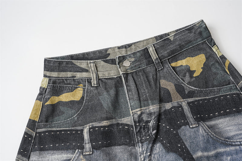 Jean large homme déchiré avec empiècement camouflage, clous et ceinture