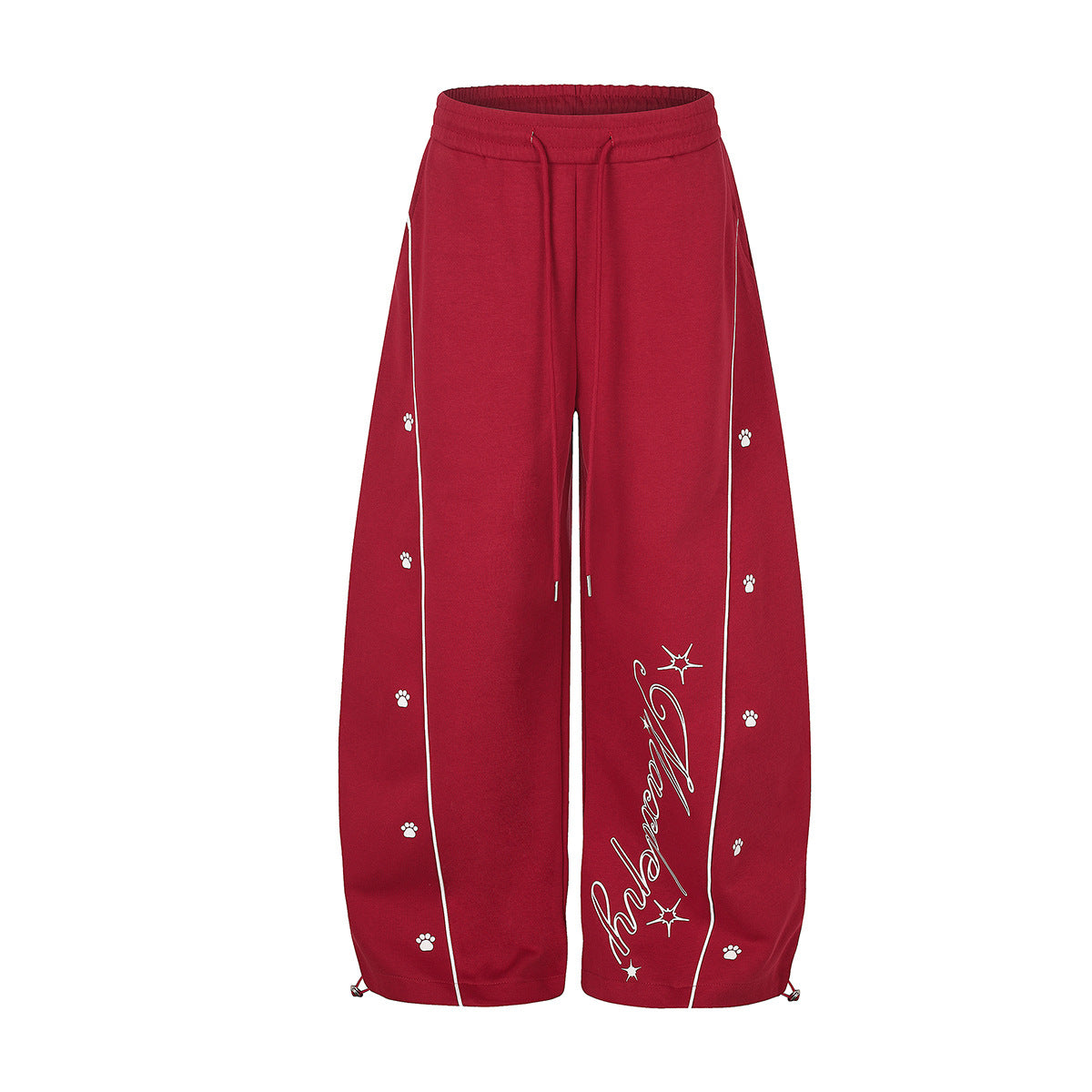 Pantalon de survêtement rouge à jambes larges avec passepoil blanc contrastant, motifs de pattes et détail de lettrage cursif au bas, vues de face et de dos