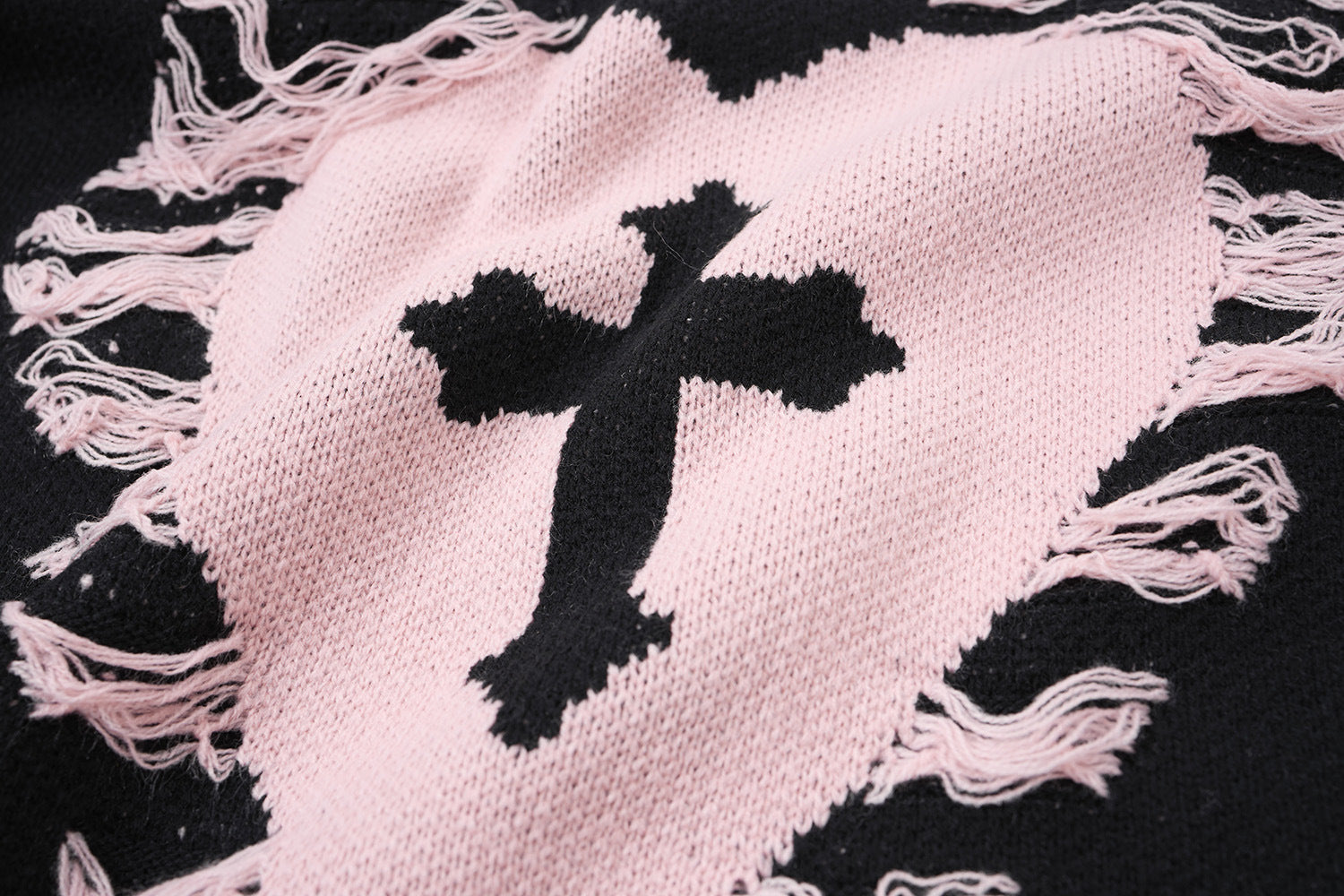 Pull à col montant Cross Heart en maille délavée – Jacquard gothique sombre à franges
