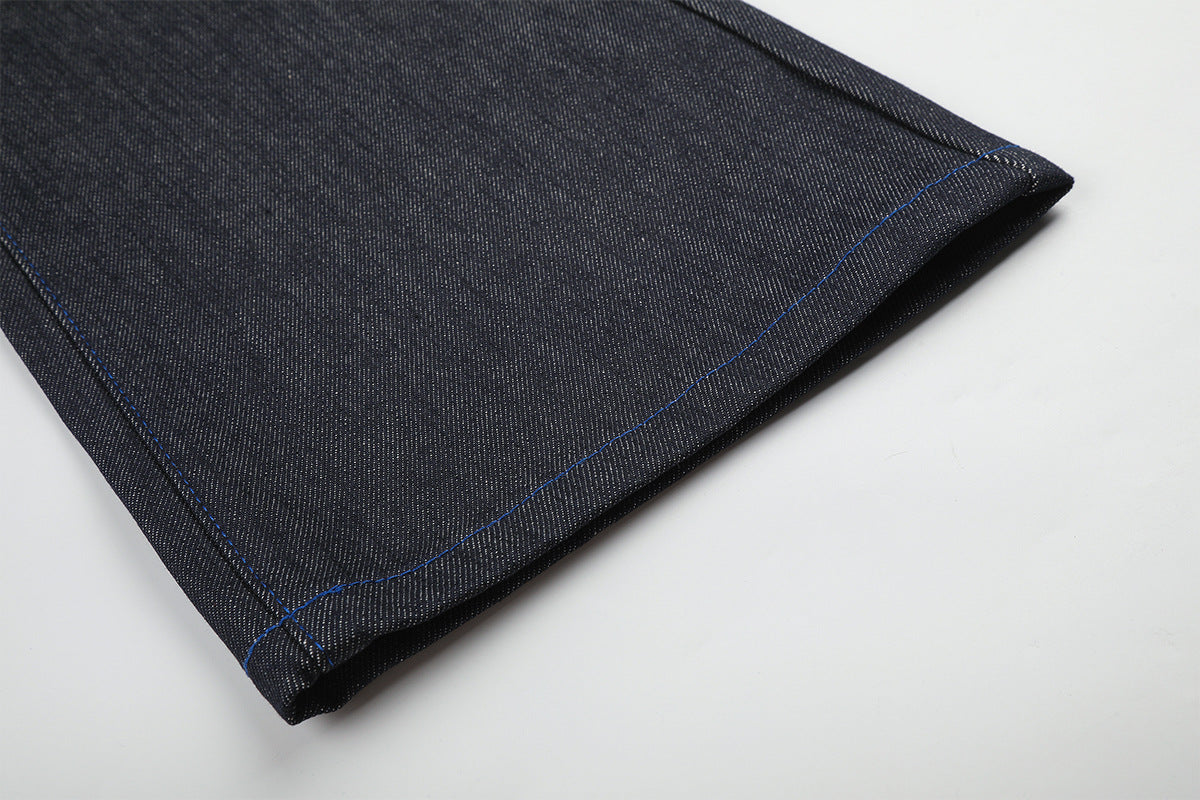 Jean baggy à jambes larges avec broderie bleue effet script et fil barbelé