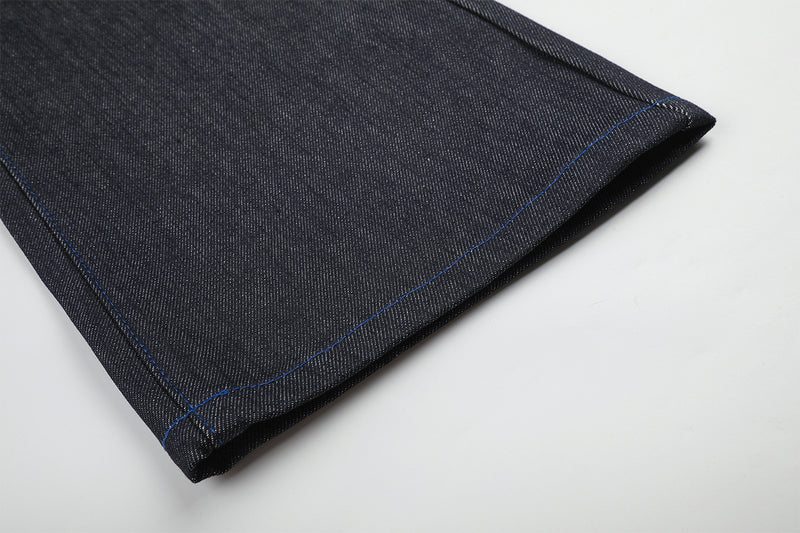 Jean baggy à jambes larges avec broderie bleue effet script et fil barbelé