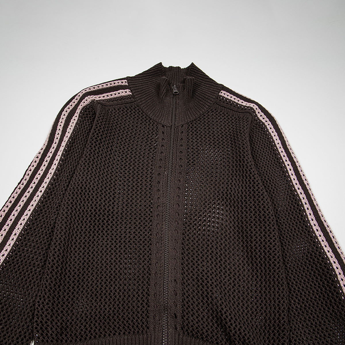 Figurbetonte Jacke mit Reißverschluss aus Lochstrick, Stehkragen und seitlichem Streifendetail
