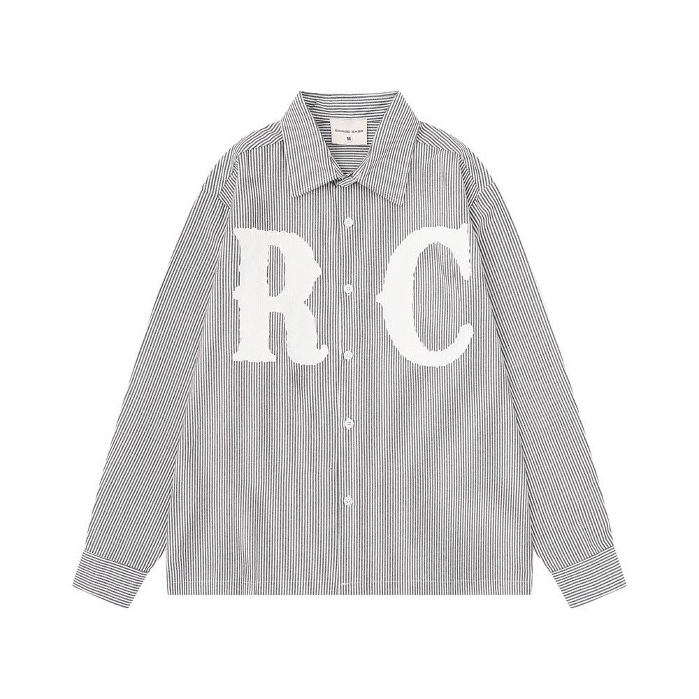 Gestreiftes Langarmhemd mit Button-down-Kragen und übergroßer R.C.-Buchstabenapplikation