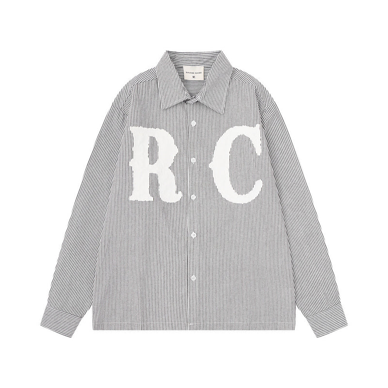 Gestreiftes Langarmhemd mit Button-down-Kragen und übergroßer R.C.-Buchstabenapplikation