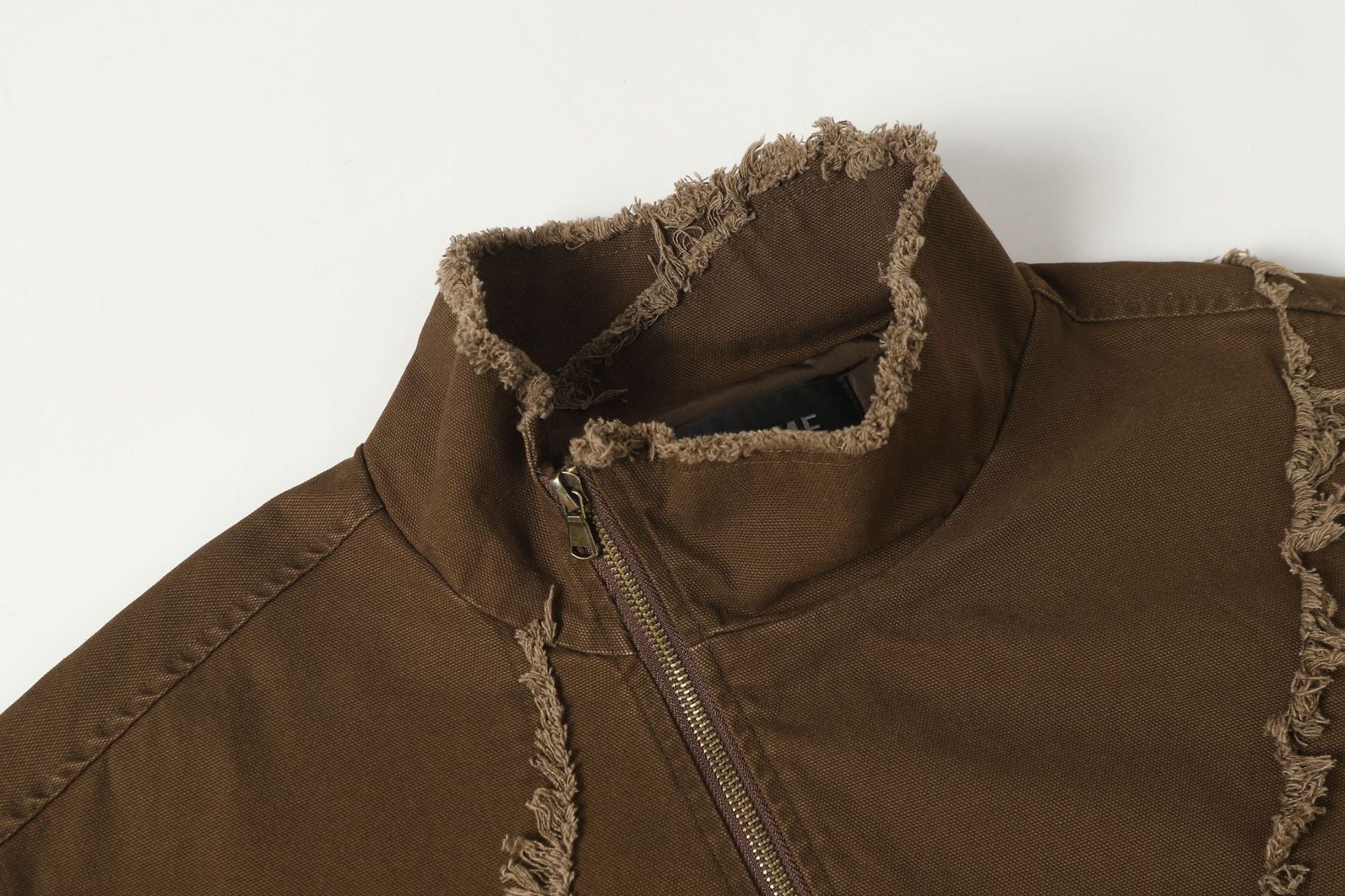 Chaqueta bomber deconstruida con costuras deshilachadas – Estilo universitario de algodón lavado