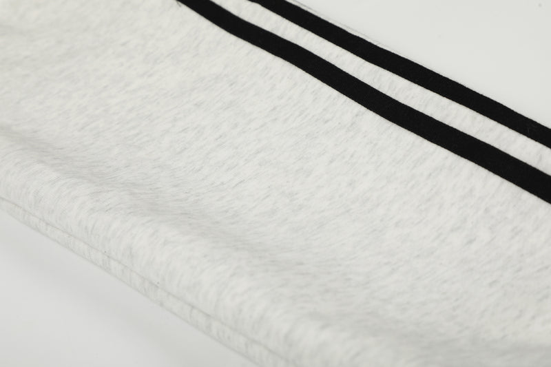 Veste de survêtement noire Black Energy à col montant et zip intégral, manches rayées et croix imprimée