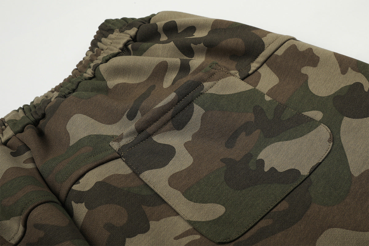 Camo-Wide-Leg-Jogginghose mit Graffiti-Schriftprint und Farbspritzern