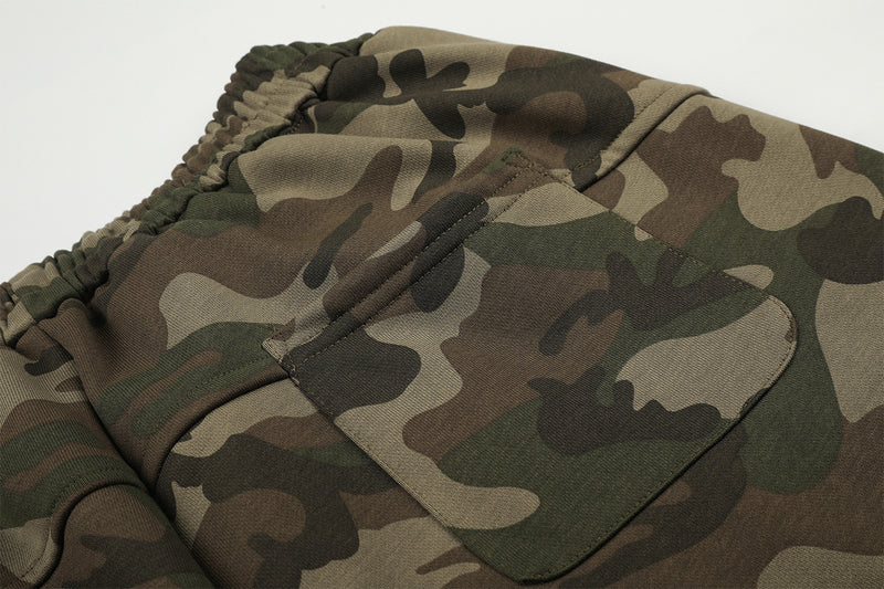 Camo-Wide-Leg-Jogginghose mit Graffiti-Schriftprint und Farbspritzern