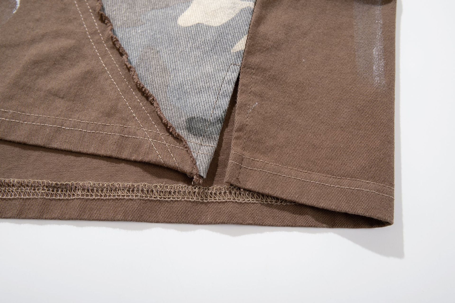 Chemise à manches courtes et col polo – Polo graffiti patchwork camouflage avec pinceau
