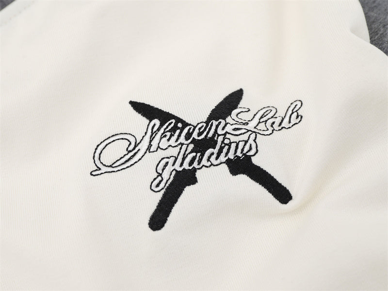 Camiseta de manga larga para hombre con bloques de color y bordado de texto – Corte relajado