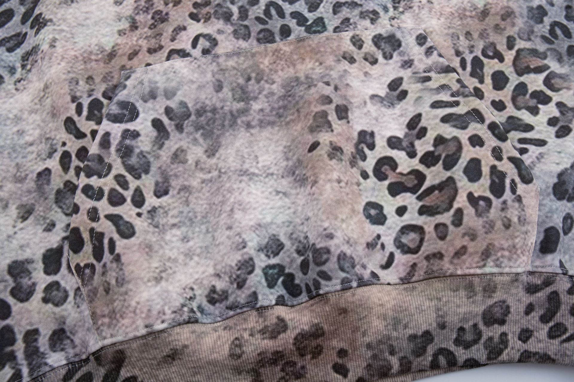 Oversized Hoodie mit Leopardenprint – Another-World-Grafik im Streetwear-Stil