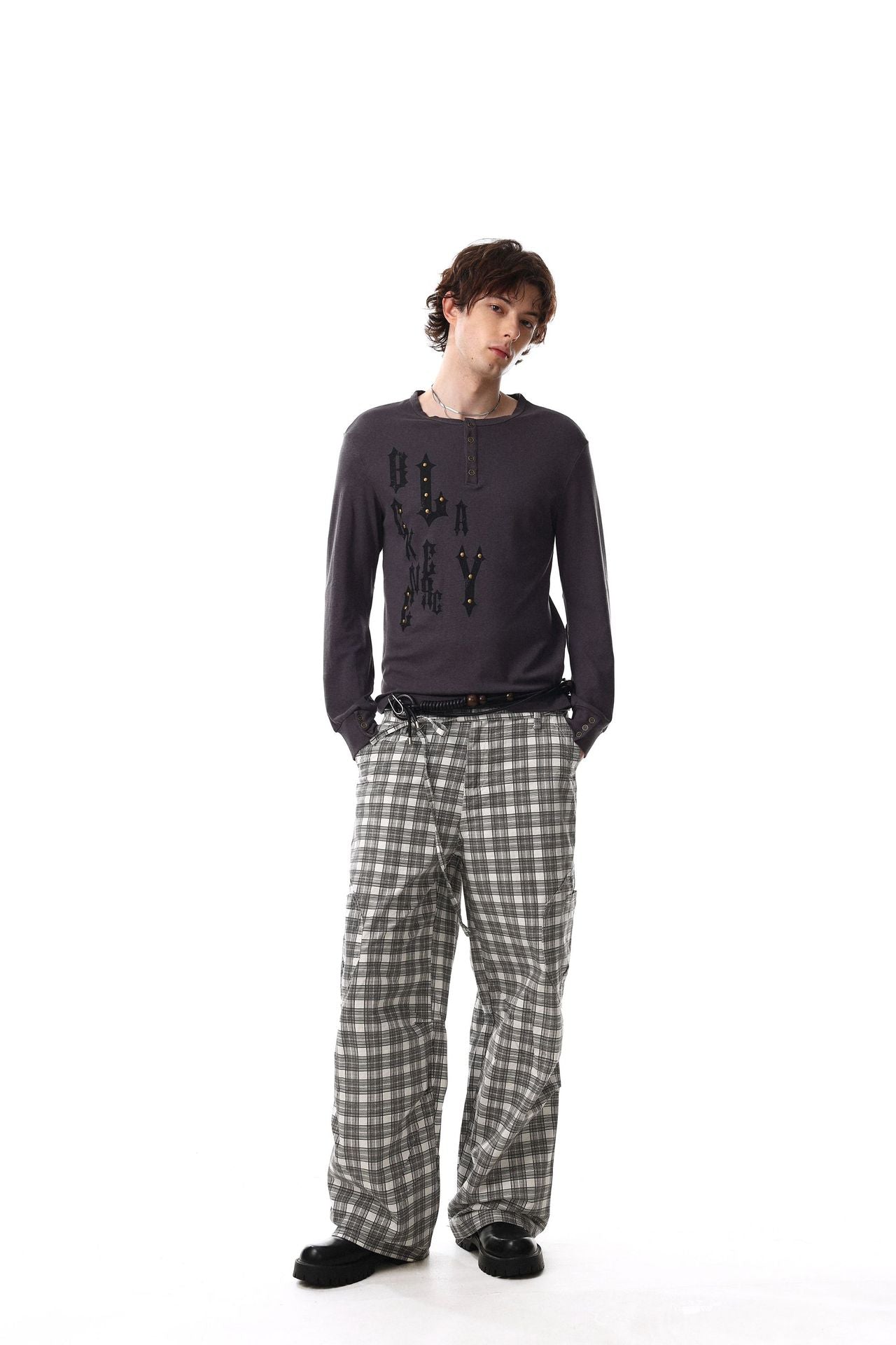 Chemise Henley à manches longues avec motif gothique clouté – Haut ajusté à superposer