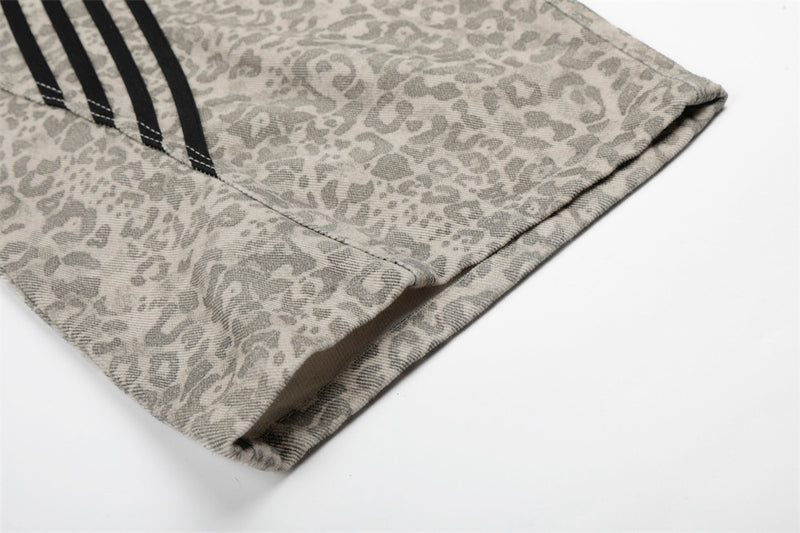 Retro Leopard Print Wide-Leg Baggy Jeans with Contrast Stripe & Pocket Detail