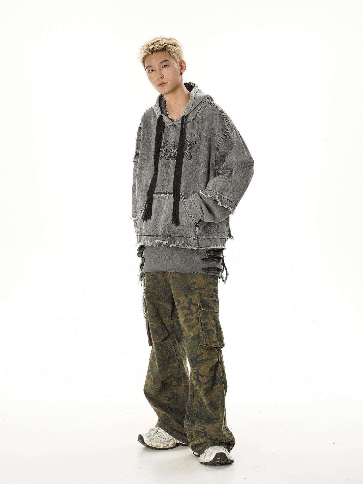 Sweat à capuche en denim délavé et déchiré – Broderie SMK, ourlet brut et détails usés