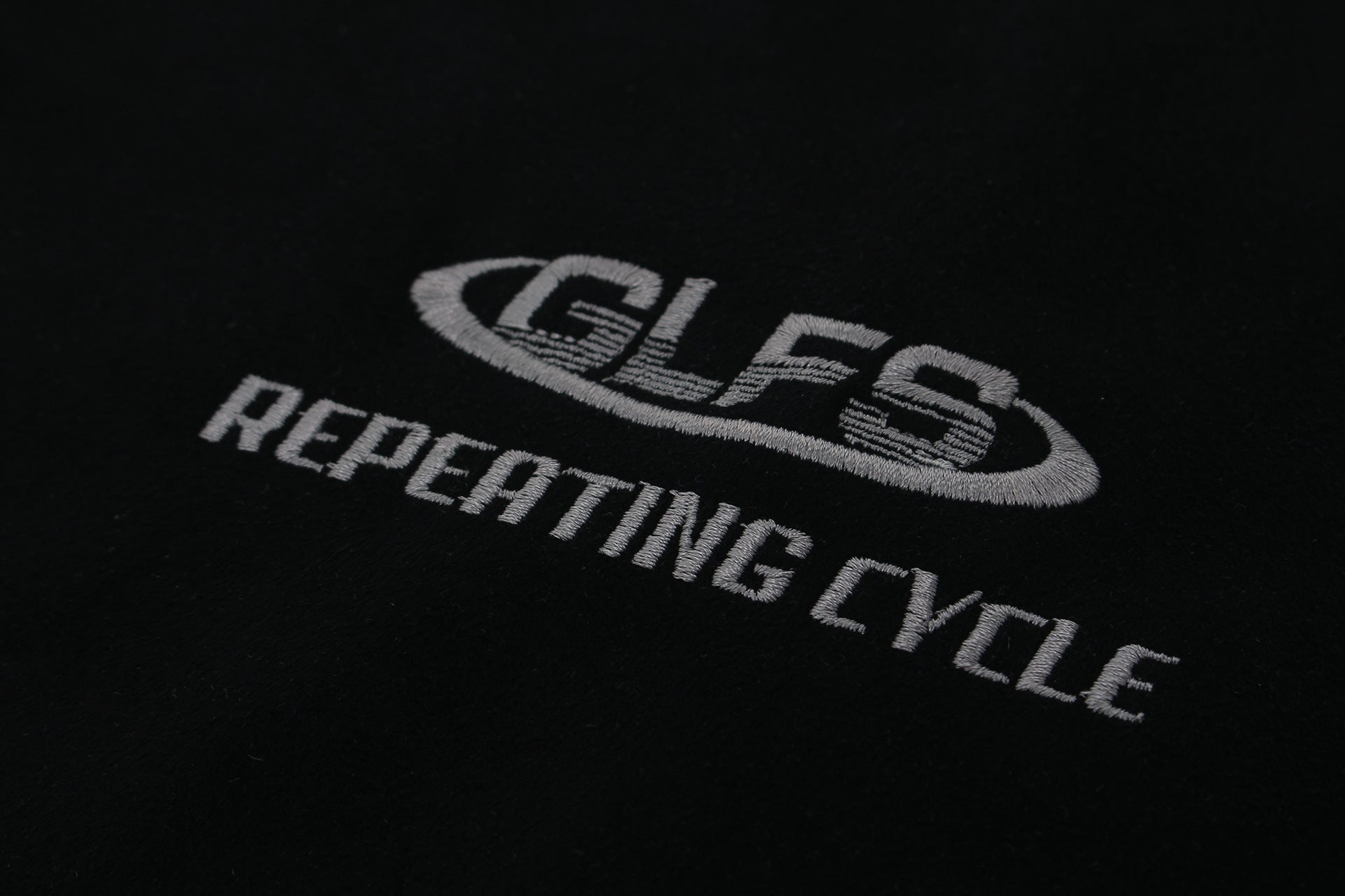 GLFS Colorblock-Langarmshirt mit wiederkehrendem Zyklusmotiv – Streetwear mit Kontrasteinsätzen