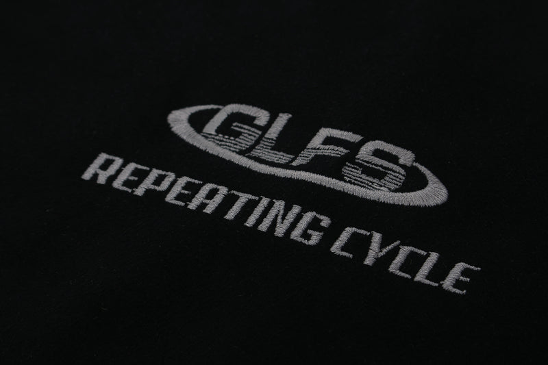 GLFS Colorblock-Langarmshirt mit wiederkehrendem Zyklusmotiv – Streetwear mit Kontrasteinsätzen