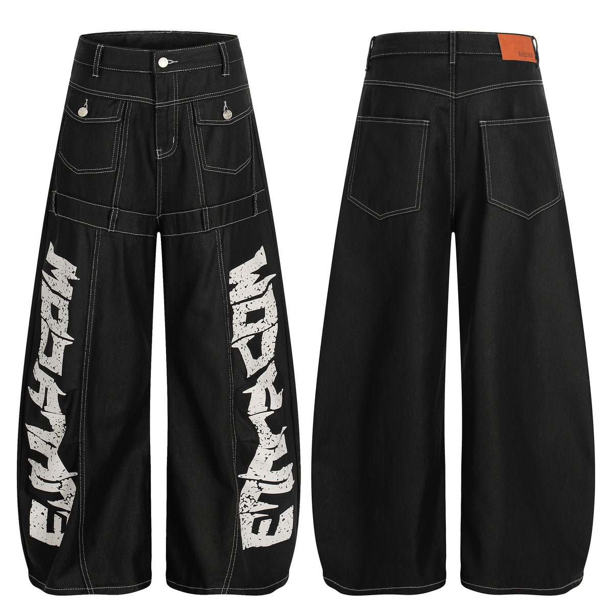 Jean noir oversize à jambes larges, avec grands motifs lettrés blancs effet usé sur les deux jambes et surpiqûres blanches contrastantes, vue de face et de dos