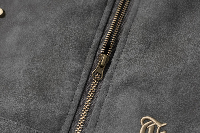 Chaqueta Bomber de Piel Sintética PU Desgastada con Capucha, Ribete de Pelo Sintético y Tachuelas Doradas