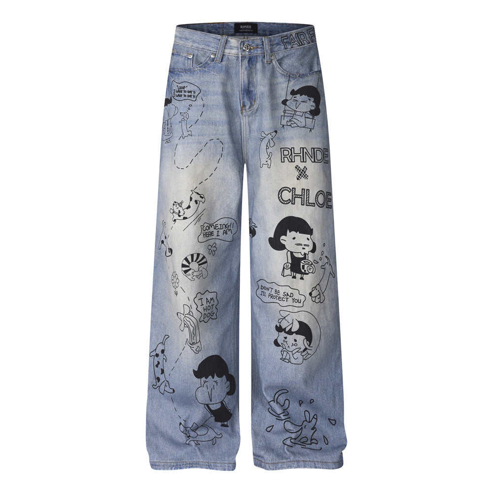 RHNDE x Chloeのライトブルーアシッドウォッシュワイドレッグジーンズ。全体にカートゥーンコミックイラストをプリント（前後）