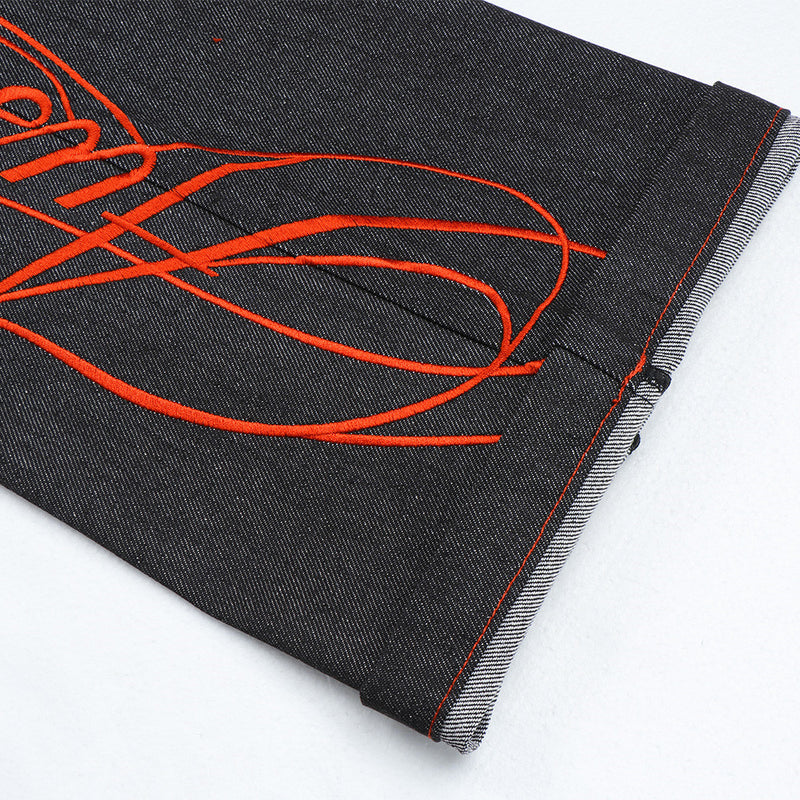 Herren-Flare-Jeans in Schwarz mit roter Script-Stickerei – Wide Leg aus Raw Denim