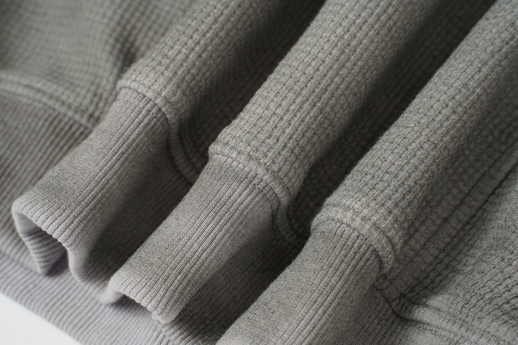 Oversized-Waffelstrick-Hoodie mit dekonstruierter Utility-Reißverschlusstaschen-Optik & Veloursleder